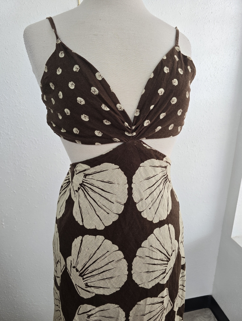 Abercrombie & Fitch Brown and Cream Shell-Print Maxi Dress - Picture 4 of 12